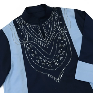 Détail de la broderie en strass argentés sur la robe longue à empiècement bleu