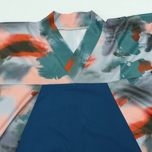 Detailansicht des V-Ausschnitts und abstrakter Druck auf Satin-Fledermausärmel-Kaftan