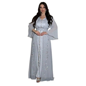 Dettagli del caftano in chiffon blu ghiaccio con ricami floreali argentati e paillettes