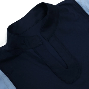 Détail du col montant avec fente en V et empiècement bleu clair sur la robe marine