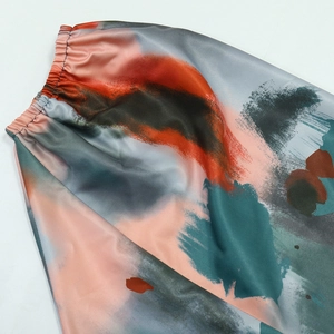 Detailansicht des elastischen Bundes am Kaftan mit floralen Fledermausärmeln