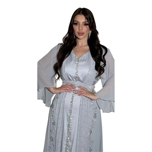 Dettaglio dell'abito kaftano in chiffon grigio chiaro con ricami di paillettes e perline
