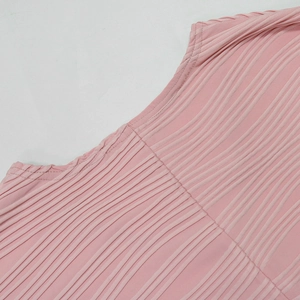 Dettaglio in maglia jacquard rosa con trama a pieghe fini e cuciture di alta qualità