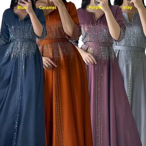 Collage de quatre robes longues en satin à col en V avec détails en strass et paillettes