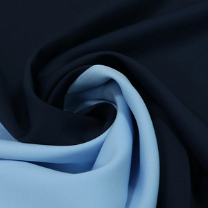 Détail du tissu bicolore bleu marine et ciel avec un tombé fluide et une texture douce