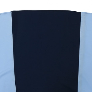 Détail des coutures contrastées et double piqûre sur la robe longue bleu marine et clair