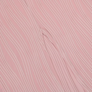 Macro di pieghe verticali rosa con cuciture di alta qualità su un abito in maglia