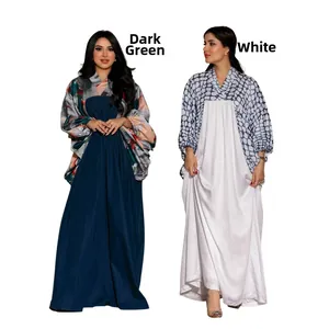 Detailansicht bedruckter Laternenärmel an dunkelgrünen und weißen Kaftan-Maxikleidern
