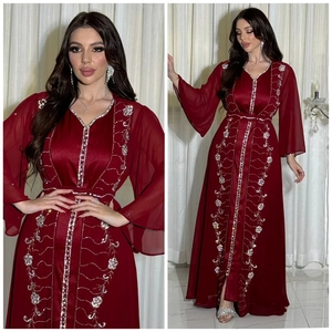 Elegante abito caftano in chiffon bordeaux con ricami floreali in argento e cristalli lucenti