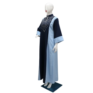 Détail de robe Abaya patchwork bleu avec motif géométrique en strass sur la poitrine