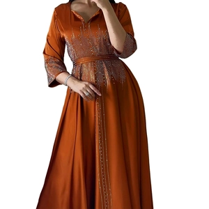 Robe longue élégante en satin orange caramel avec motifs en strass et décolleté en V