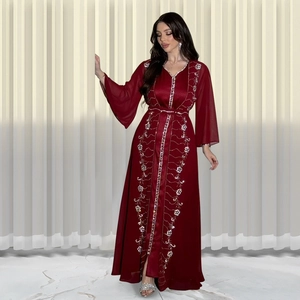 Dettaglio dell'abito kaftano in chiffon bordeaux con eleganti ricami argentati e strass