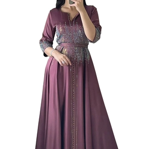 Broderie détaillée et sequins sur la manche de robe caftan de soirée en satin