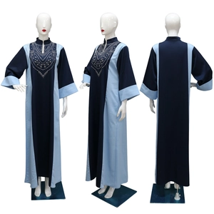 Détails de la robe caftan bicolore bleue avec broderie ethnique en strass sur le décolleté