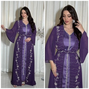 Abito lungo caftano in chiffon viola con ricami floreali argento e dettagli in strass lucidi