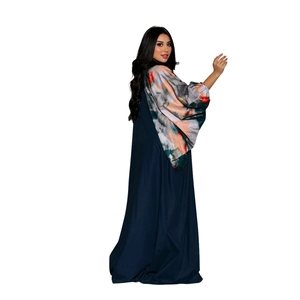 Detail der eleganten dunkelblauen Abaya mit lebhaftem abstraktem Druck auf Ärmeln