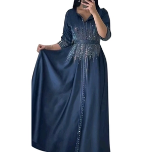 Détail de la robe de soirée en satin bleu marine avec broderies de paillettes et décolleté en V
