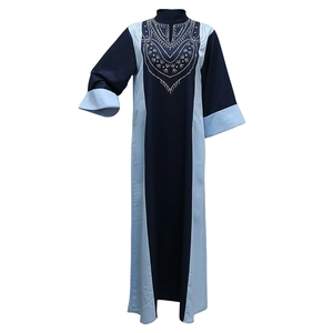 Robe longue patchwork contrastée avec ornements en strass sur tissu bleu foncé et clair