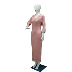 Dettaglio dell'abito rosa a pieghe con trama jacquard e orlo con frange