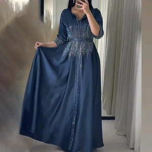 Robe de soirée élégante en satin bleu marine à manches longues avec broderie pailletée