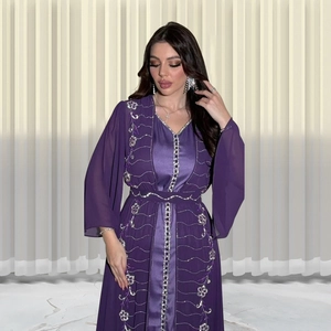 Dettaglio di caftano in chiffon viola con ricami floreali argento e decorazioni di paillette