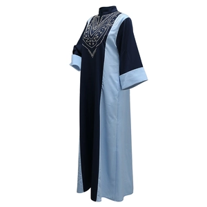 Détail de la robe patchwork contrastée avec broderie de strass raffinée sur le buste