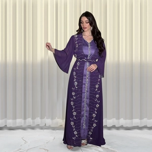 Dettaglio ricamo floreale argento e paillettes su abito kaftano in chiffon viola scuro