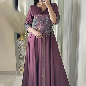Robe longue en satin violet foncé à manches longues avec paillettes et cristaux argentés