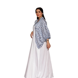 Detail eines eleganten weißen Abaya-Sets mit blauem geometrischem Fledermausärmel-Überzug