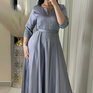 Élégante robe longue en satin gris avec manches longues, col en V, ceinture et strass brillants
