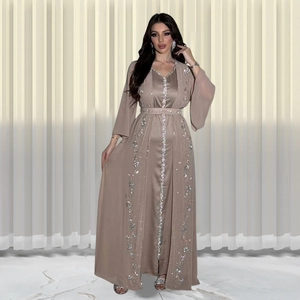 Dettaglio ricamo floreale argento e strass scintillanti su un elegante abito in chiffon