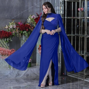 Elegante abito da sera blu reale con strass scintillanti e maniche a mantella per feste