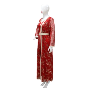 Détail du caftan rouge avec broderie florale dorée complexe et ornements de paillettes
