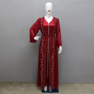 Dettaglio del ricamo floreale argento su abito abaya in chiffon rosso scuro