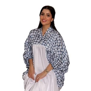 Damen-Kaftan mit V-Ausschnitt, Fledermausärmeln und blauem Kieselstein-Druckmuster