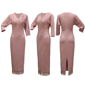 Tre viste dell'abito plissettato rosa con scollo a V, frange e spacco sul retro