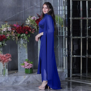Elegante abito da sera blu scuro con strass scintillanti e maniche a mantella per feste