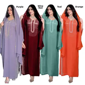 Dettagli di set abaya in quattro pezzi viola, vino, ciano e arancio con paillettes