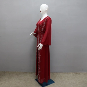 Dettaglio del ricamo floreale e paillettes sul set caftano in chiffon rosso