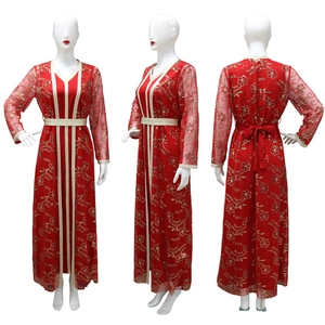 Vue sous trois angles d'une robe longue rouge avec broderie dorée et sequins