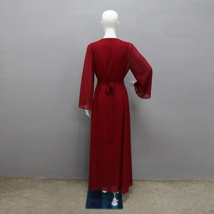 Dettaglio retro dell'abito in chiffon rosso con laccio in vita e silhouette fluida