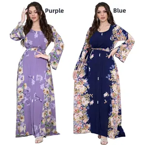 Dettaglio di eleganti abaya stampate a maniche lunghe con motivi floreali viola e blu