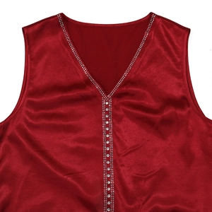 Dettaglio dell'abito smanicato in raso rosso con strass argentati e scollatura a V