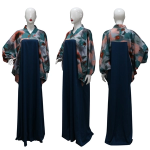 Detailansicht eines bedruckten Kaftans mit Fledermausärmeln und Maxirock-Design