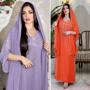 Dettaglio ravvicinato di strass e paillettes sul colletto di un elegante abaya musulmano
