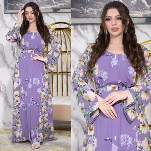 Elegante abito lungo lavanda a fiori con maniche a campana e cintura in vita coordinata