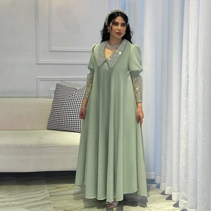 Elegantes mintgrünes Maxikleid mit silbernem Paillettenkragen und Ärmeln für festliche Anlässe