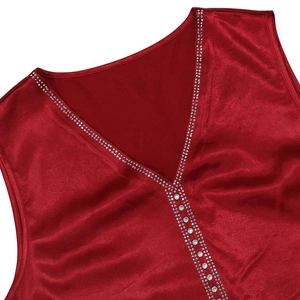 Dettaglio macro dello scollo a V in raso rosso con strass scintillanti e trama di seta