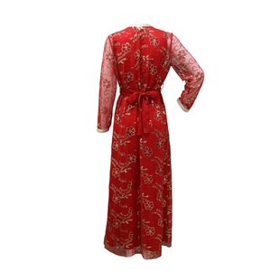 Vue détaillée d'une robe en tulle rouge avec broderies florales dorées et paillettes