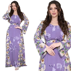 Abito lungo a fiori viola con maniche lunghe e cintura per un elegante stile bohémien